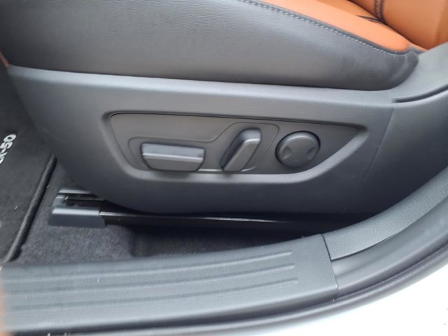 Vehicle image 14 of 28