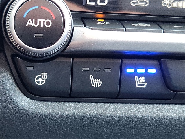 Vehicle image 18 of 23