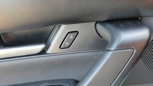 Vehicle image 23 of 33