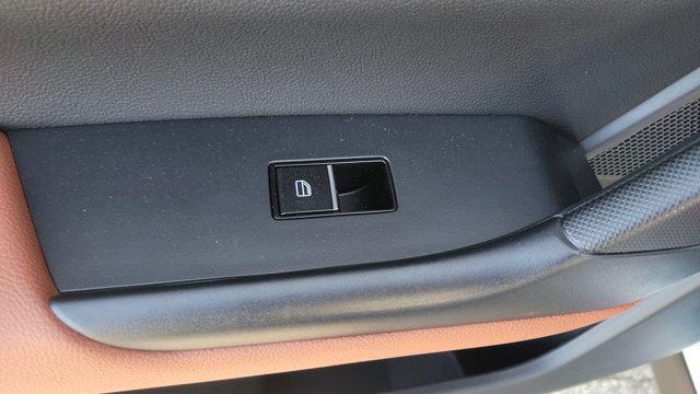 Vehicle image 17 of 33