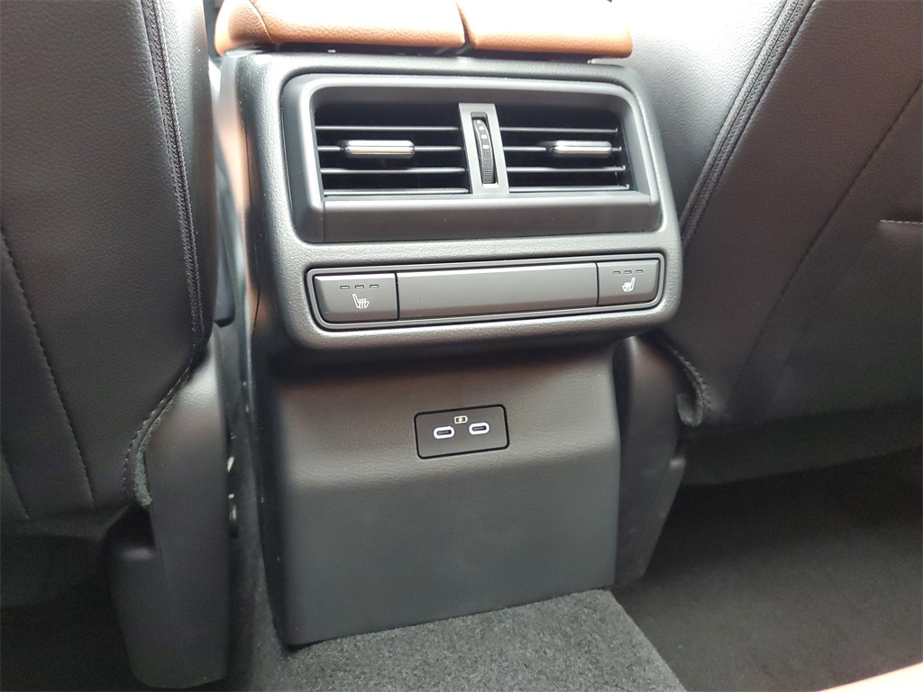 Vehicle image 15 of 32