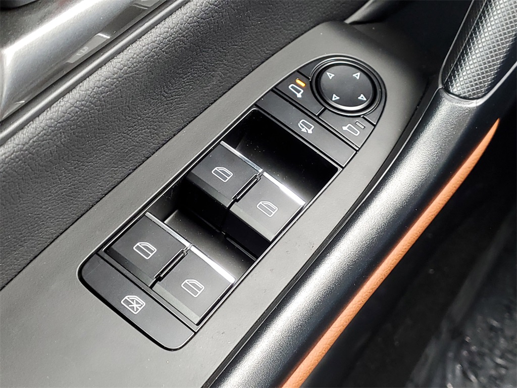 Vehicle image 18 of 32