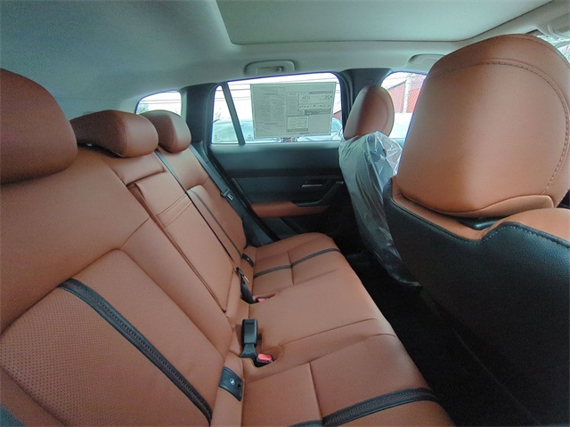 Vehicle image 5 of 8