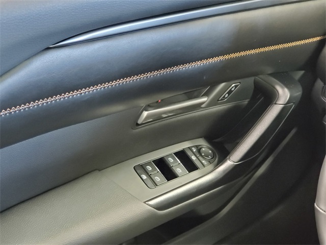Vehicle image 27 of 30