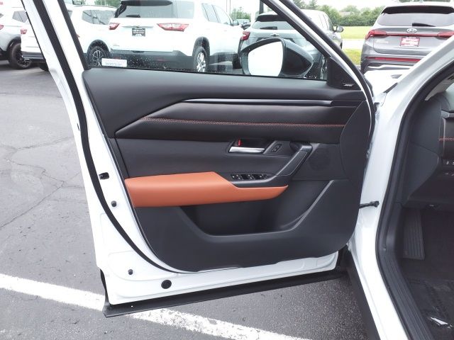 Vehicle image 17 of 24