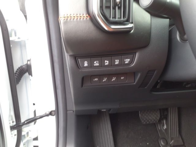 Vehicle image 18 of 24