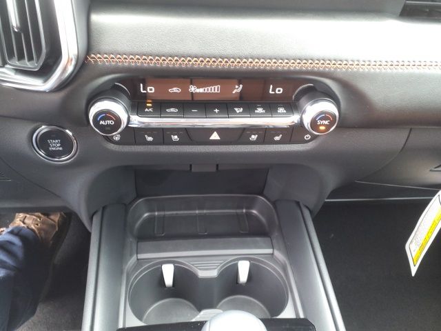 Vehicle image 22 of 24