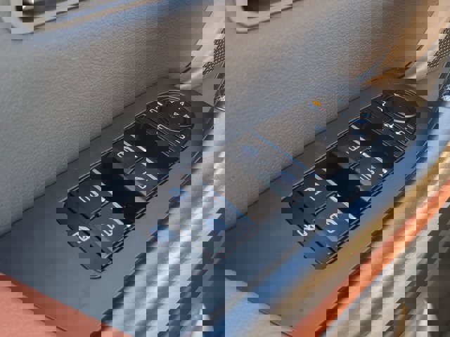 Vehicle image 21 of 28