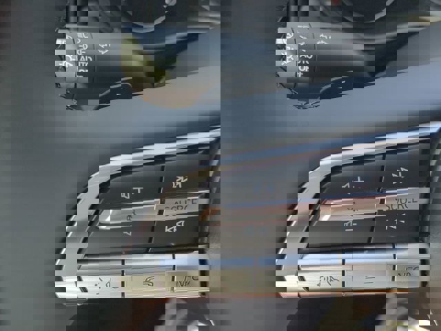 Vehicle image 17 of 28