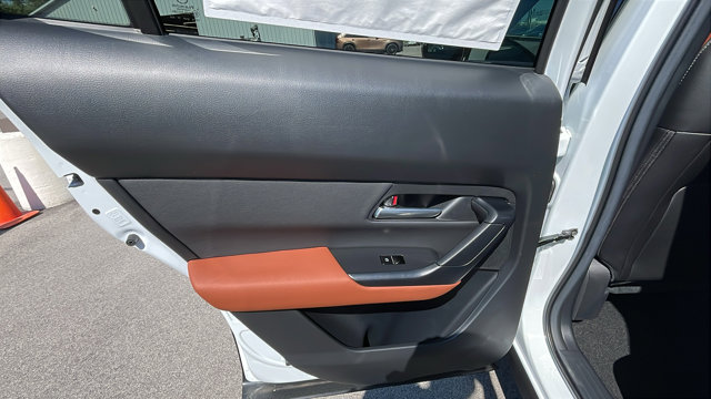 Vehicle image 25 of 47