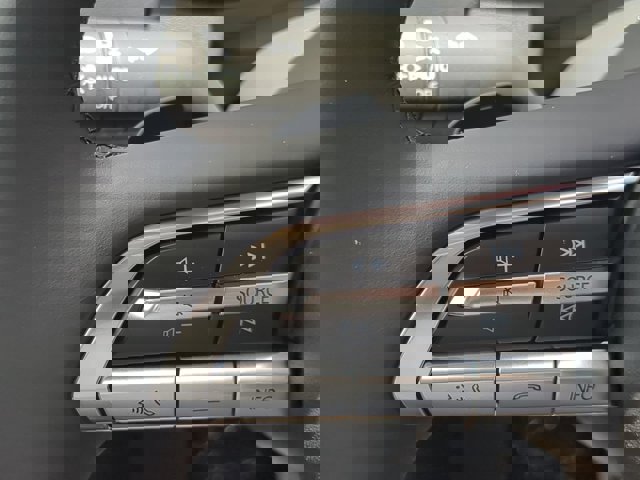 Vehicle image 23 of 29