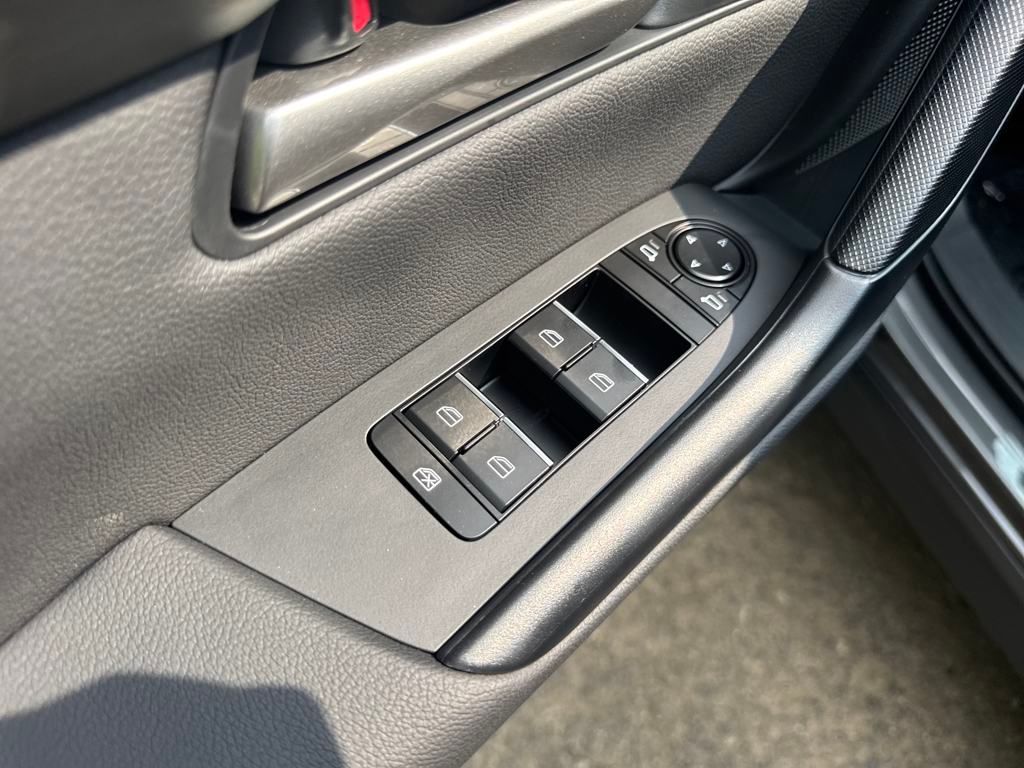 Vehicle image 11 of 40