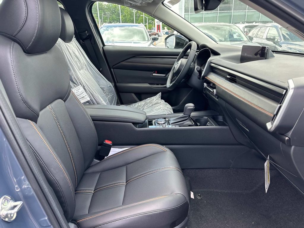 Vehicle image 27 of 36