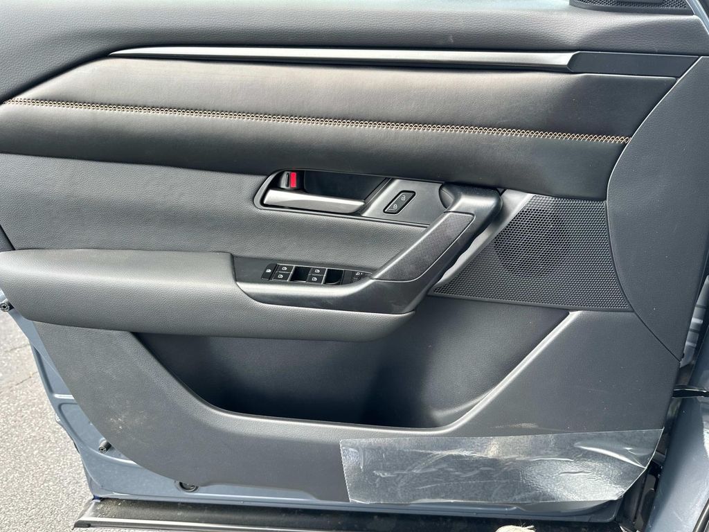 Vehicle image 21 of 36