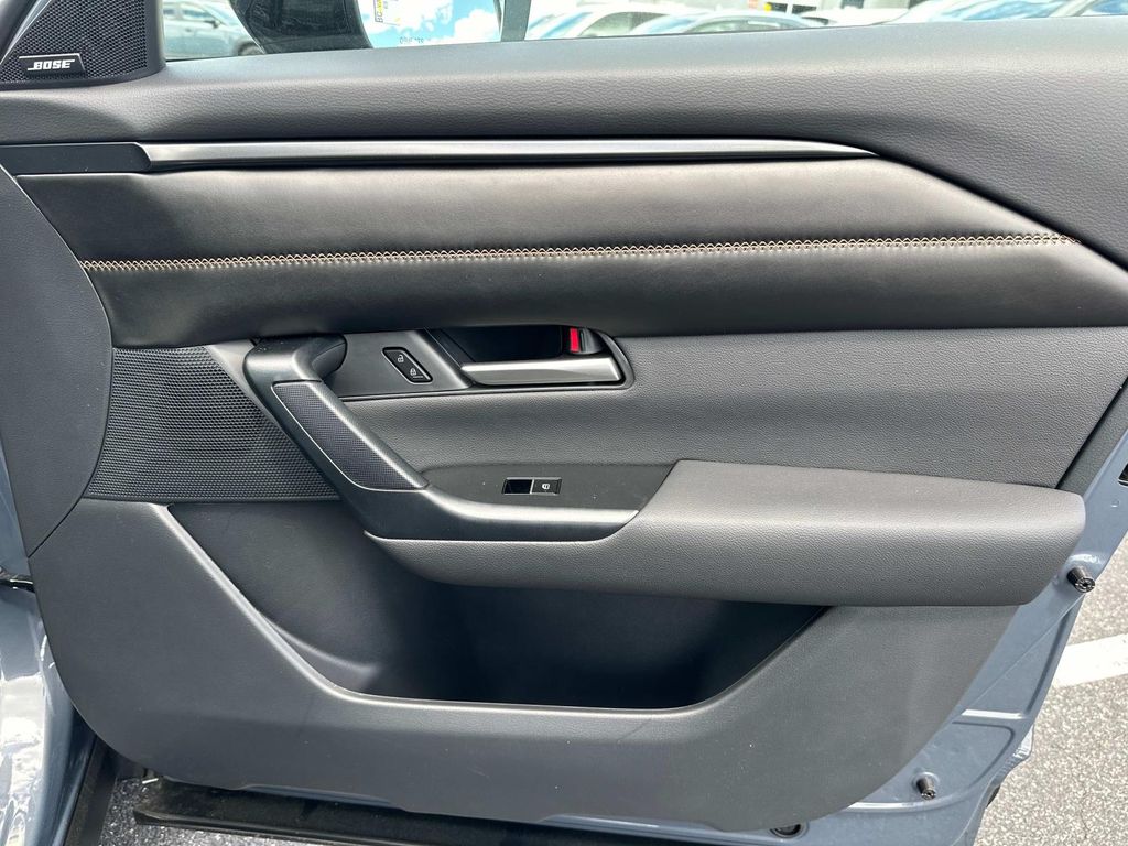 Vehicle image 28 of 36