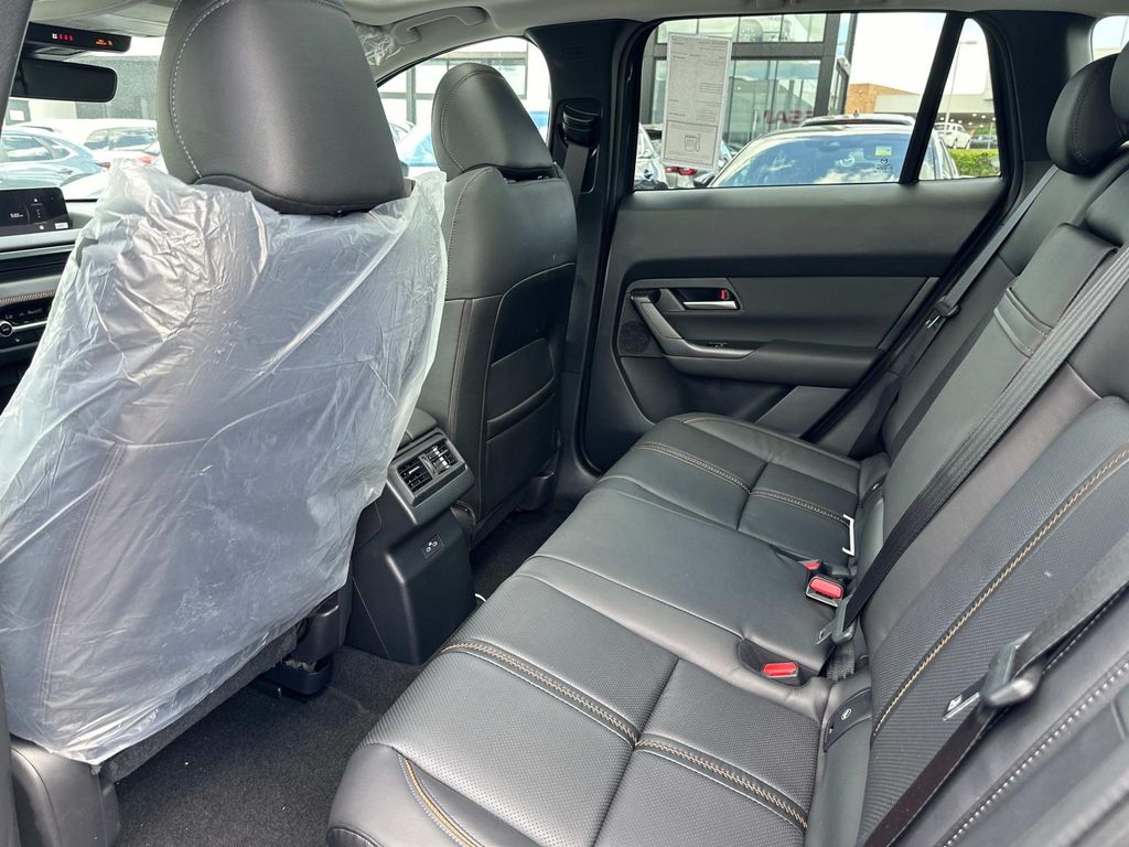 Vehicle image 24 of 36