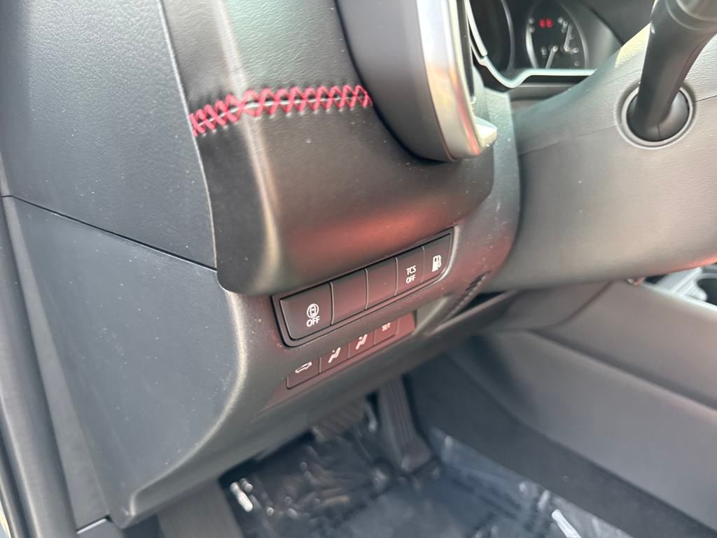 Vehicle image 33 of 40