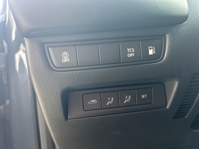 Vehicle image 33 of 39