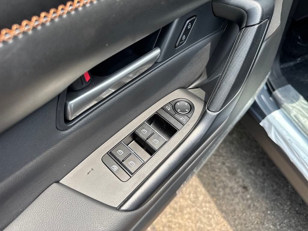 Vehicle image 11 of 39