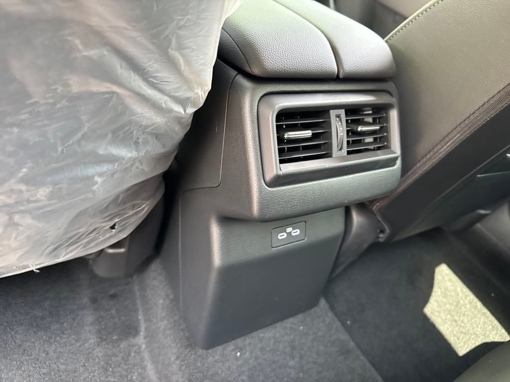 Vehicle image 33 of 39