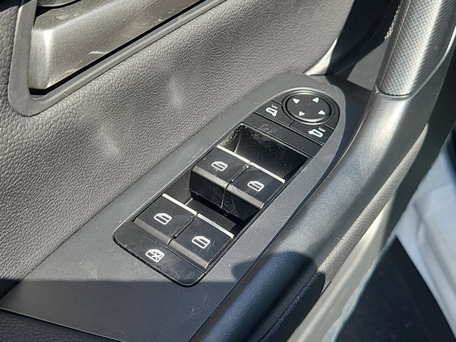 Vehicle image 18 of 20