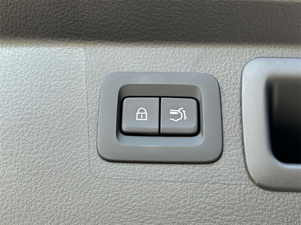 Vehicle image 33 of 35