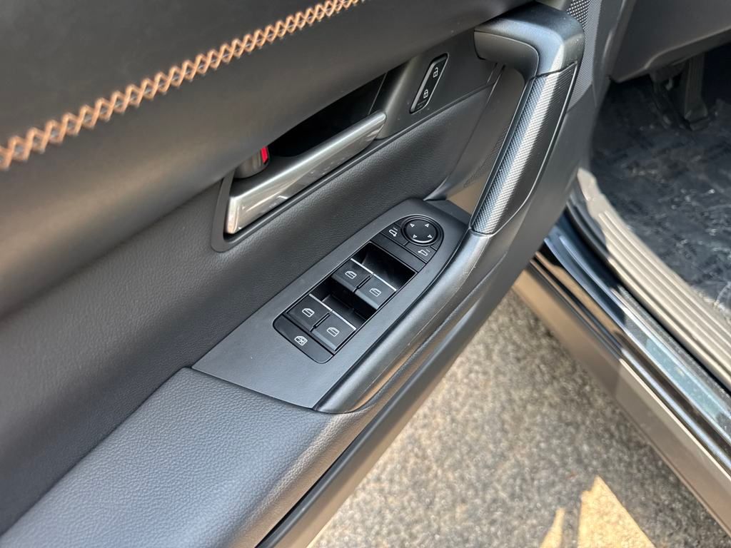 Vehicle image 11 of 38