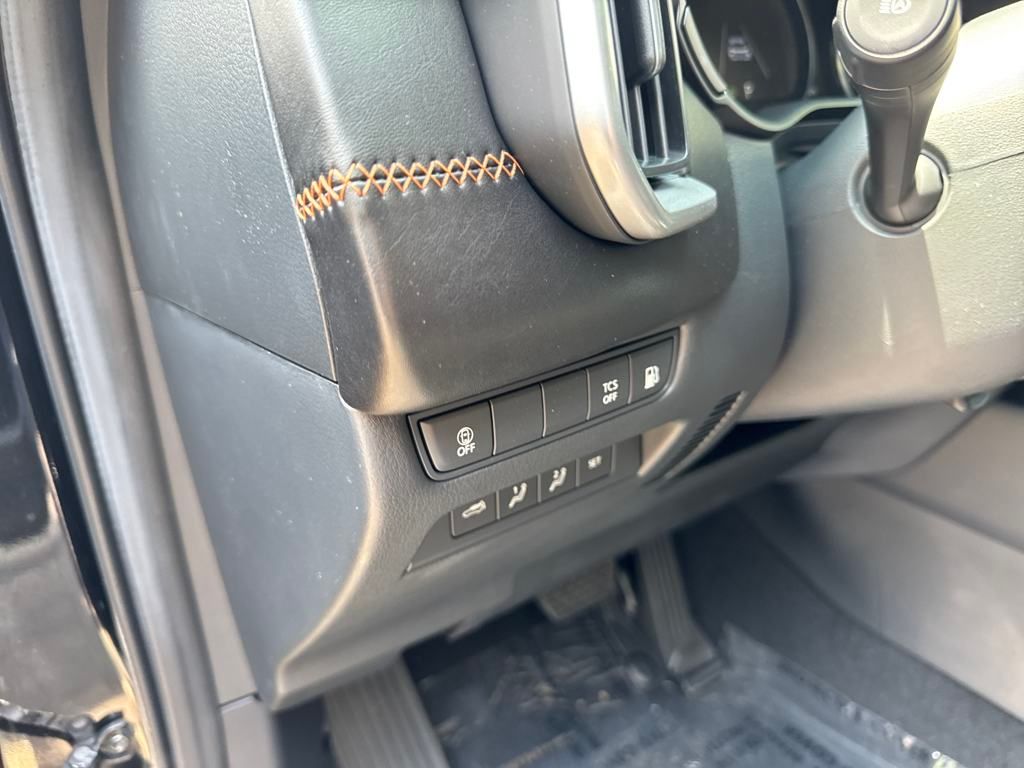 Vehicle image 33 of 38