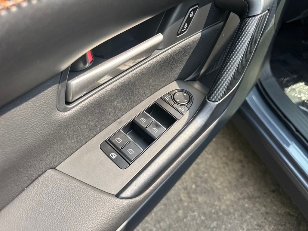Vehicle image 11 of 39
