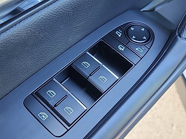 Vehicle image 18 of 20