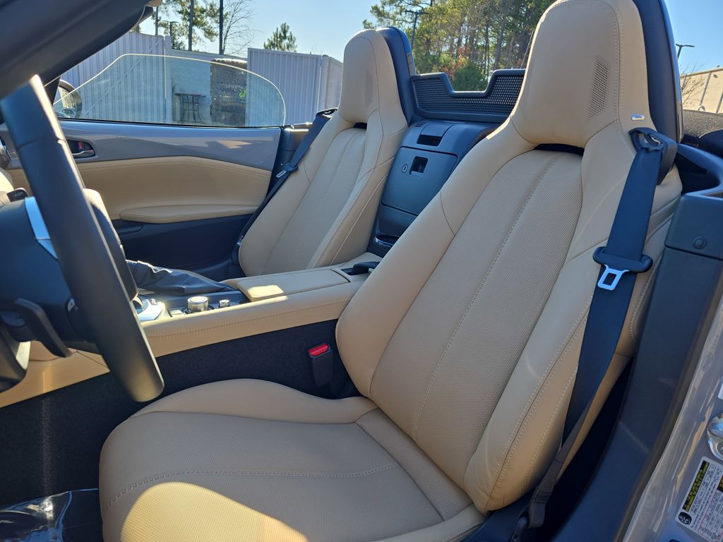 2025 Mazda MX-5 Miata Grand Touring Image 13 of 32