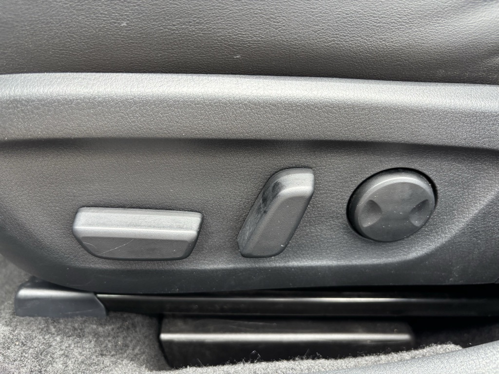 Vehicle image 33 of 37