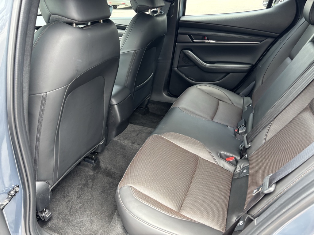 Vehicle image 17 of 37