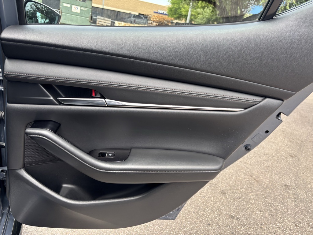 Vehicle image 31 of 37