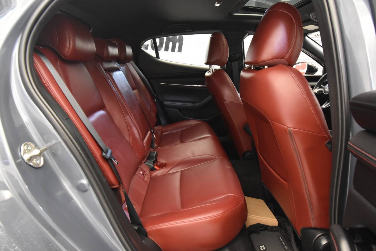 Vehicle image 11 of 33