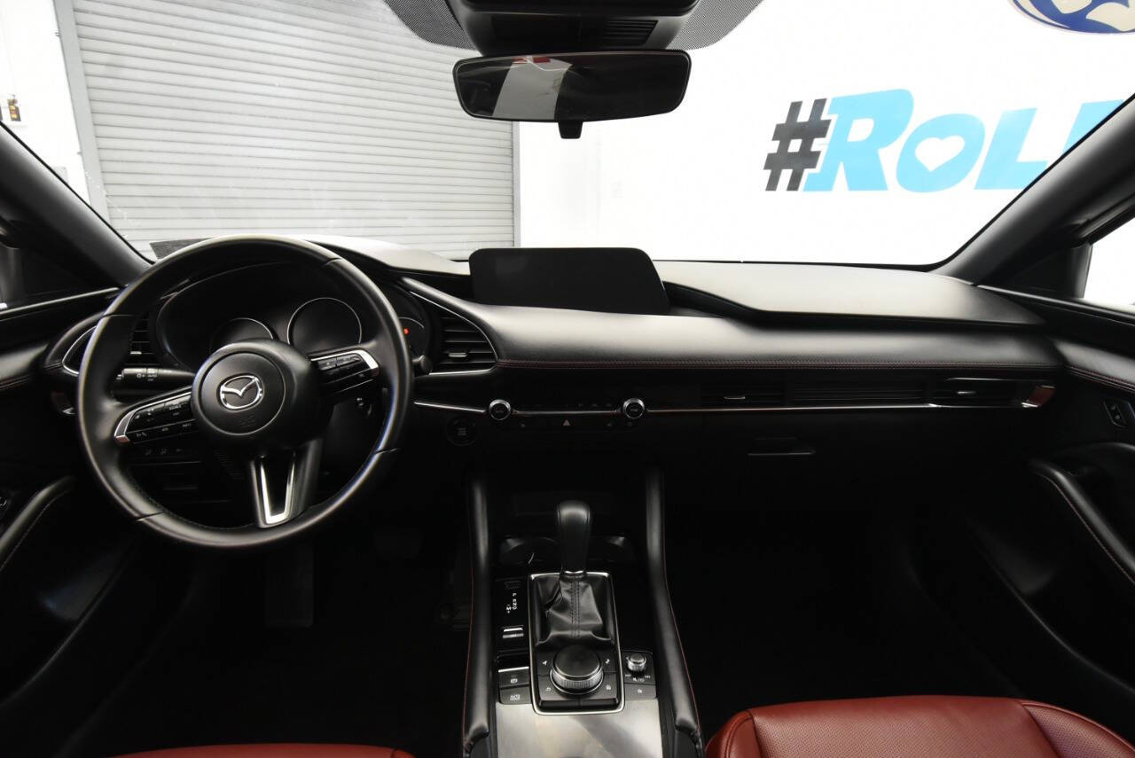 Vehicle image 14 of 33