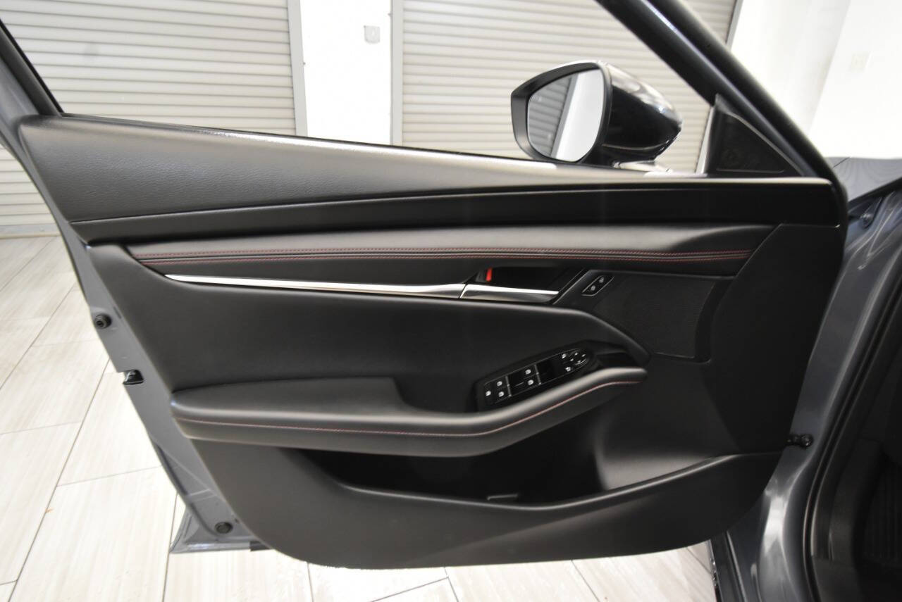 Vehicle image 19 of 33