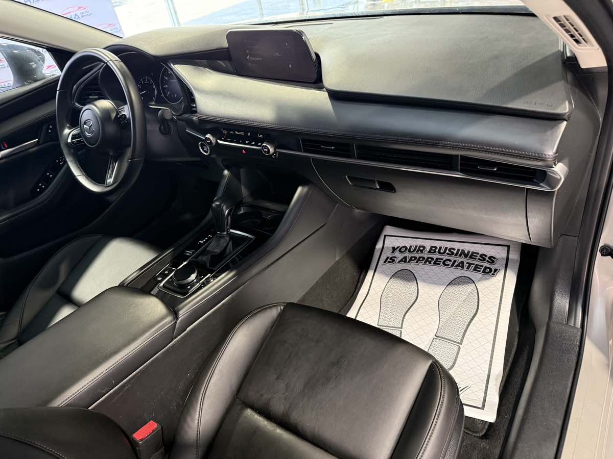 Vehicle image 28 of 52
