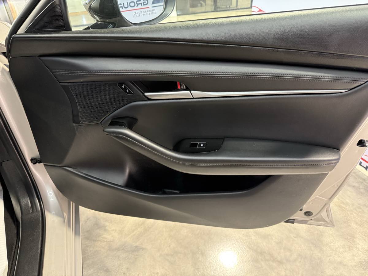 Vehicle image 40 of 52