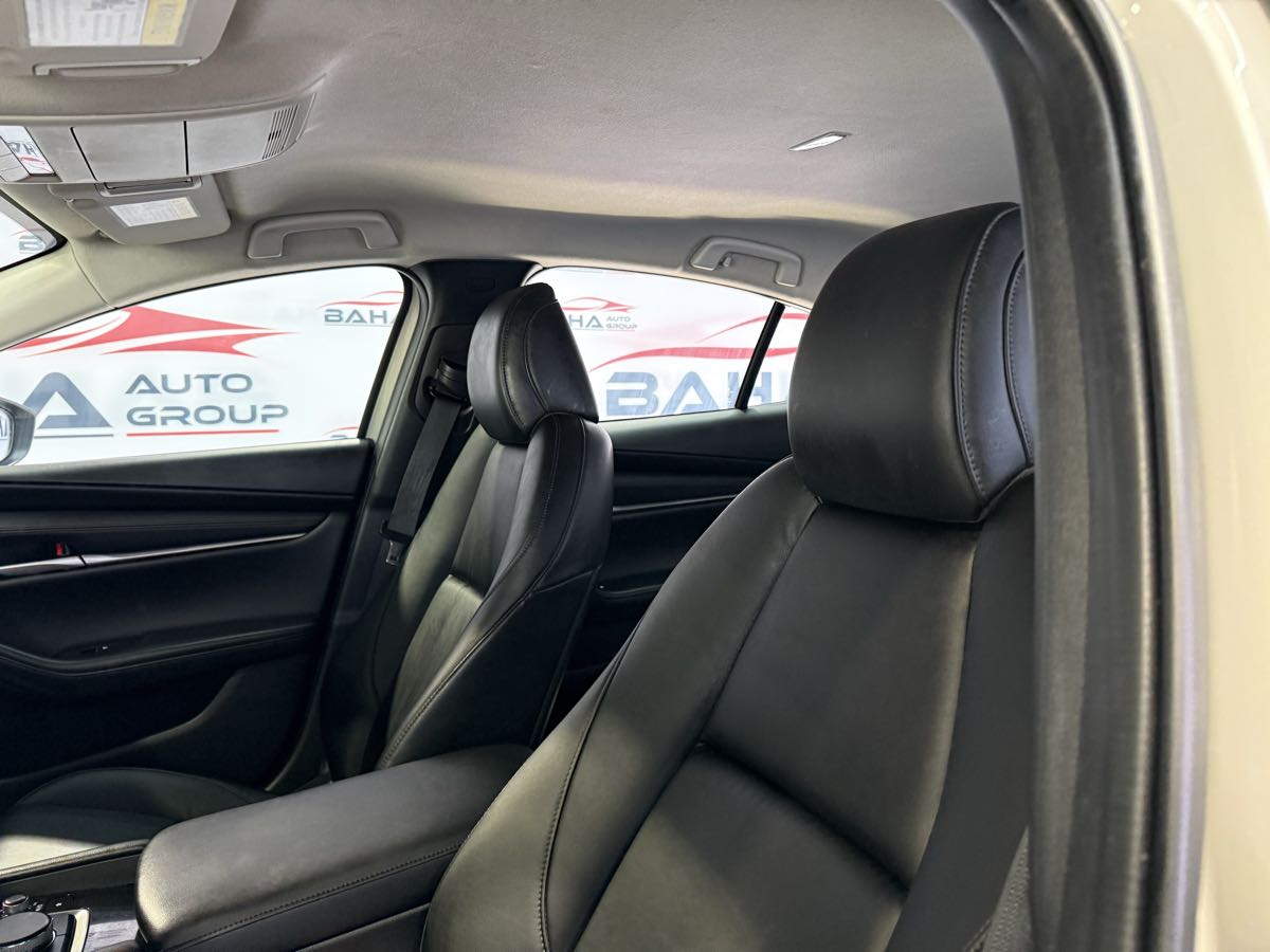 Vehicle image 19 of 52