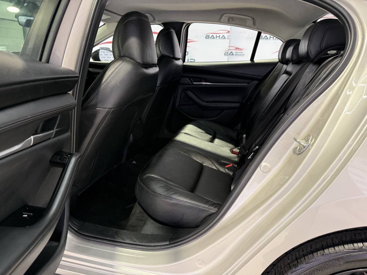Vehicle image 23 of 52