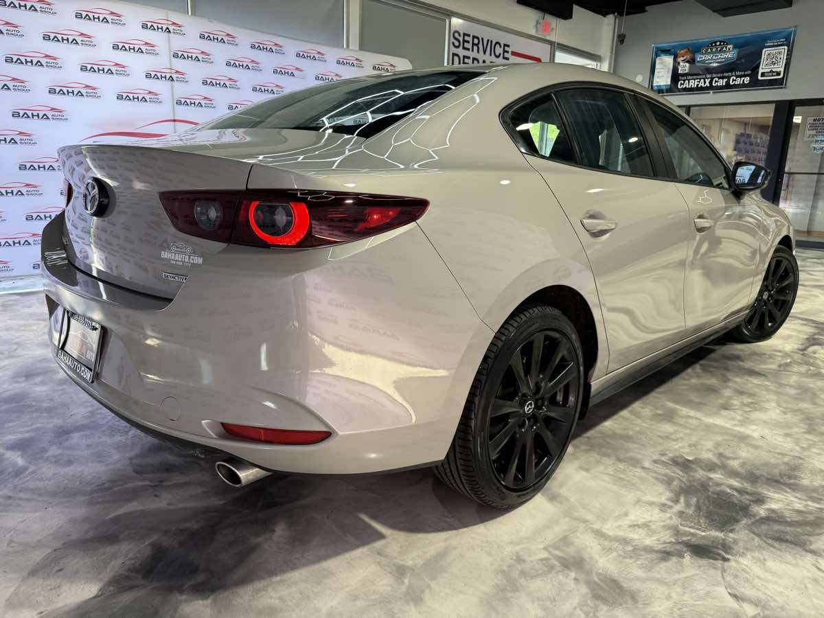 Vehicle image 10 of 52
