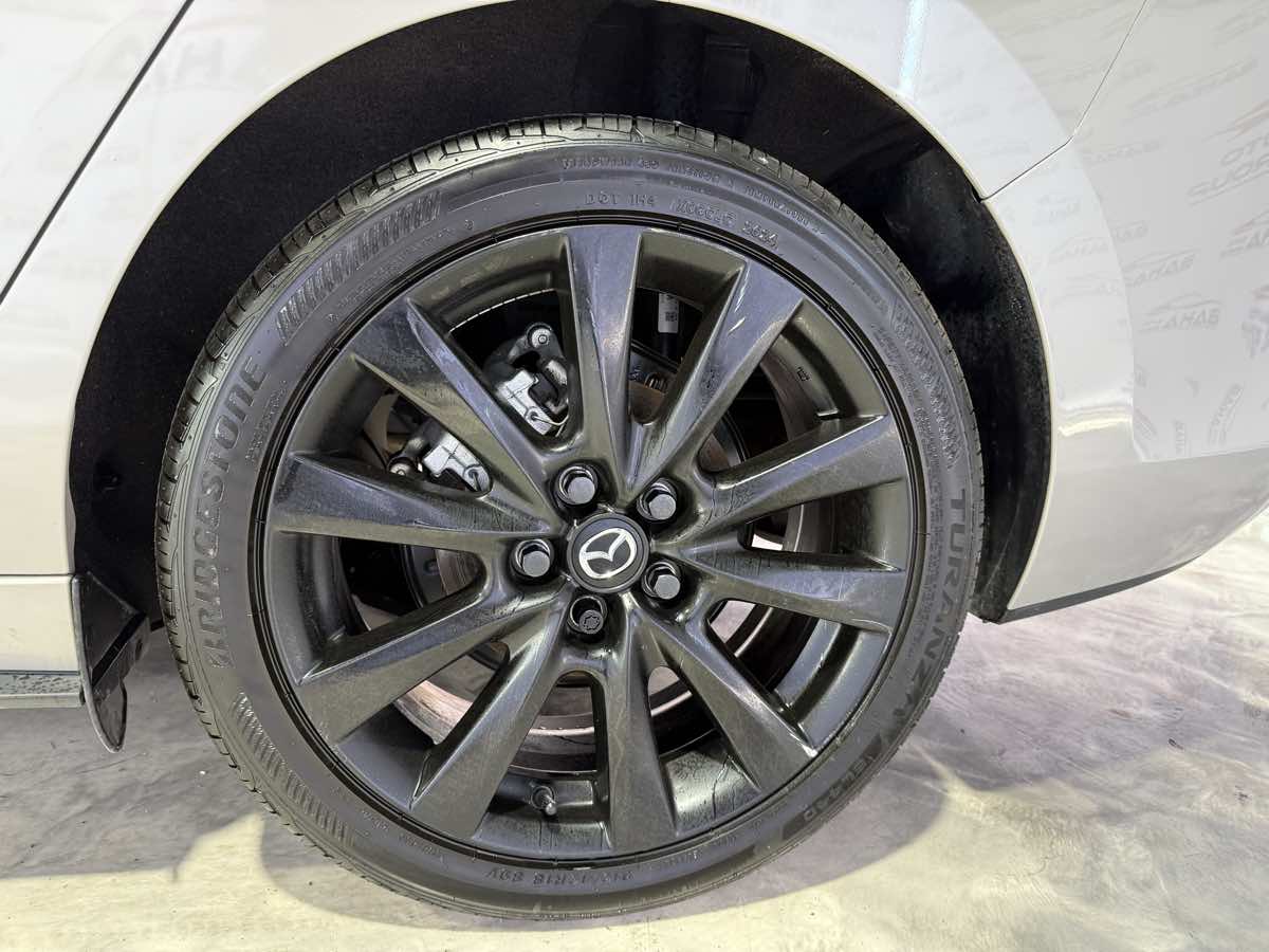 Vehicle image 15 of 52