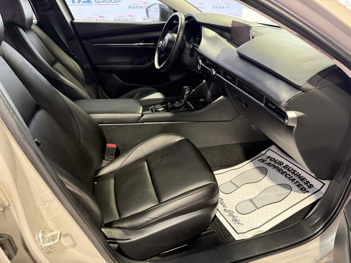 Vehicle image 21 of 52