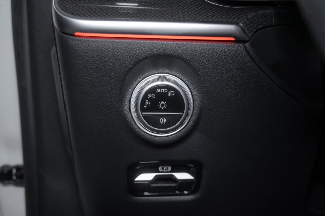 Vehicle image 21 of 25