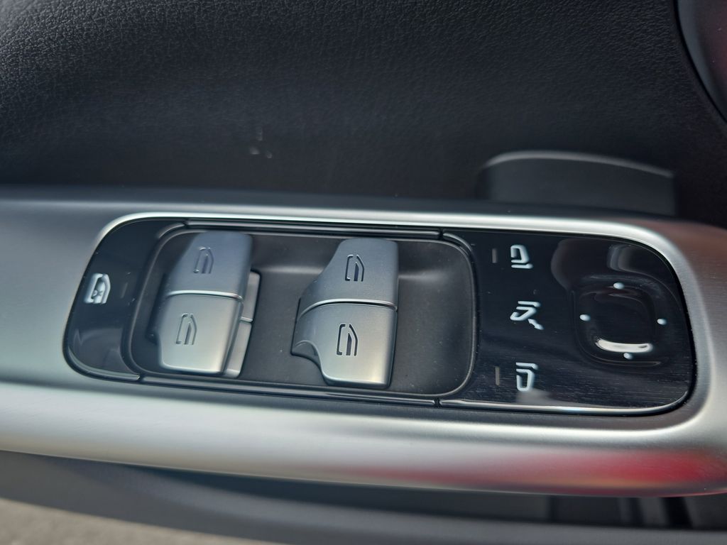 Vehicle image 28 of 37