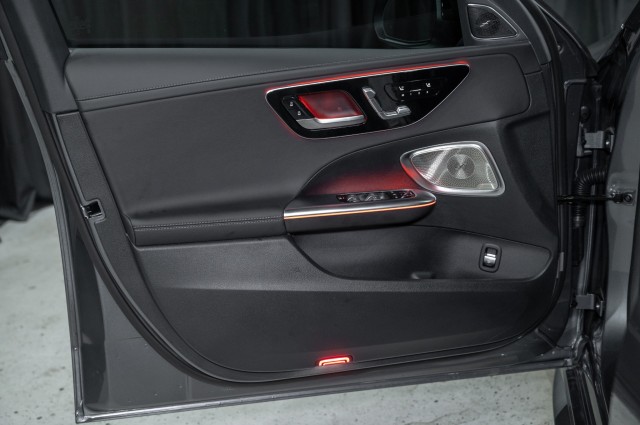 Vehicle image 10 of 23