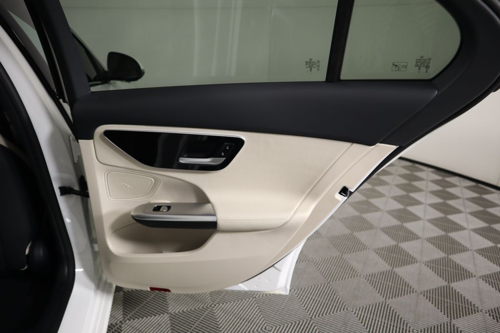 Vehicle image 28 of 33