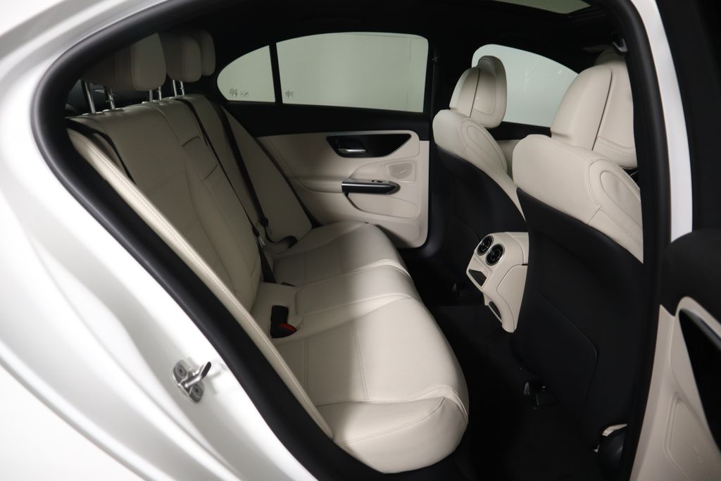 Vehicle image 23 of 33