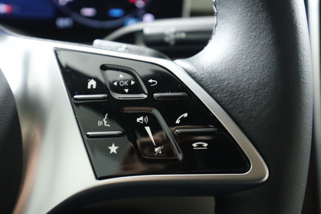 Vehicle image 13 of 33